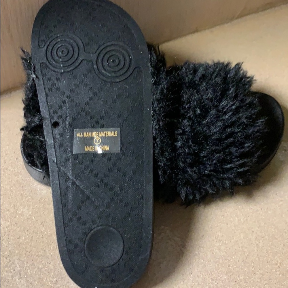 Bonnibel Black Fuzzy Faux Fur Non-Slip Slides Shoes NEW - Picture 5 of 7